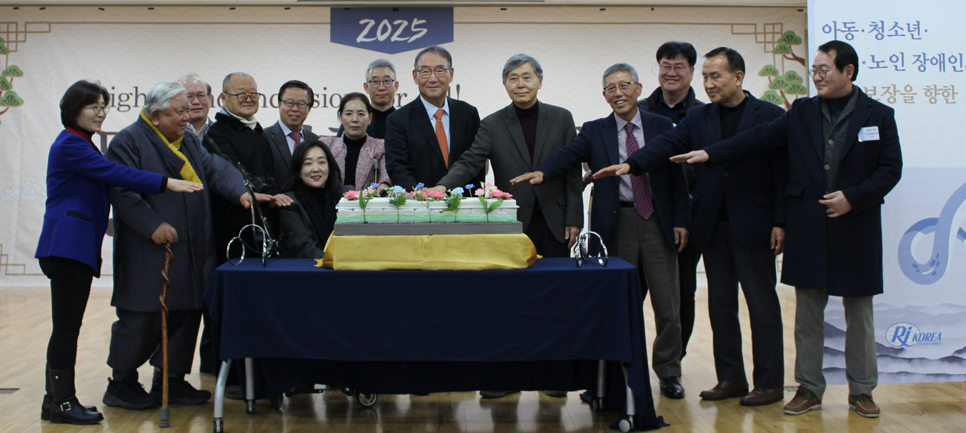 ▲신년정책포럼 단배식 단체사진, ⓒRI Korea<br />
※사진설명: RI Korea 김인규 회장, 나운환 전문위원회 위원장, 최혜영 전 의원, 조흥식 서울대 명예교수, 분과별 위원장 등이 참여하여 커팅식을 진행하고 있다.